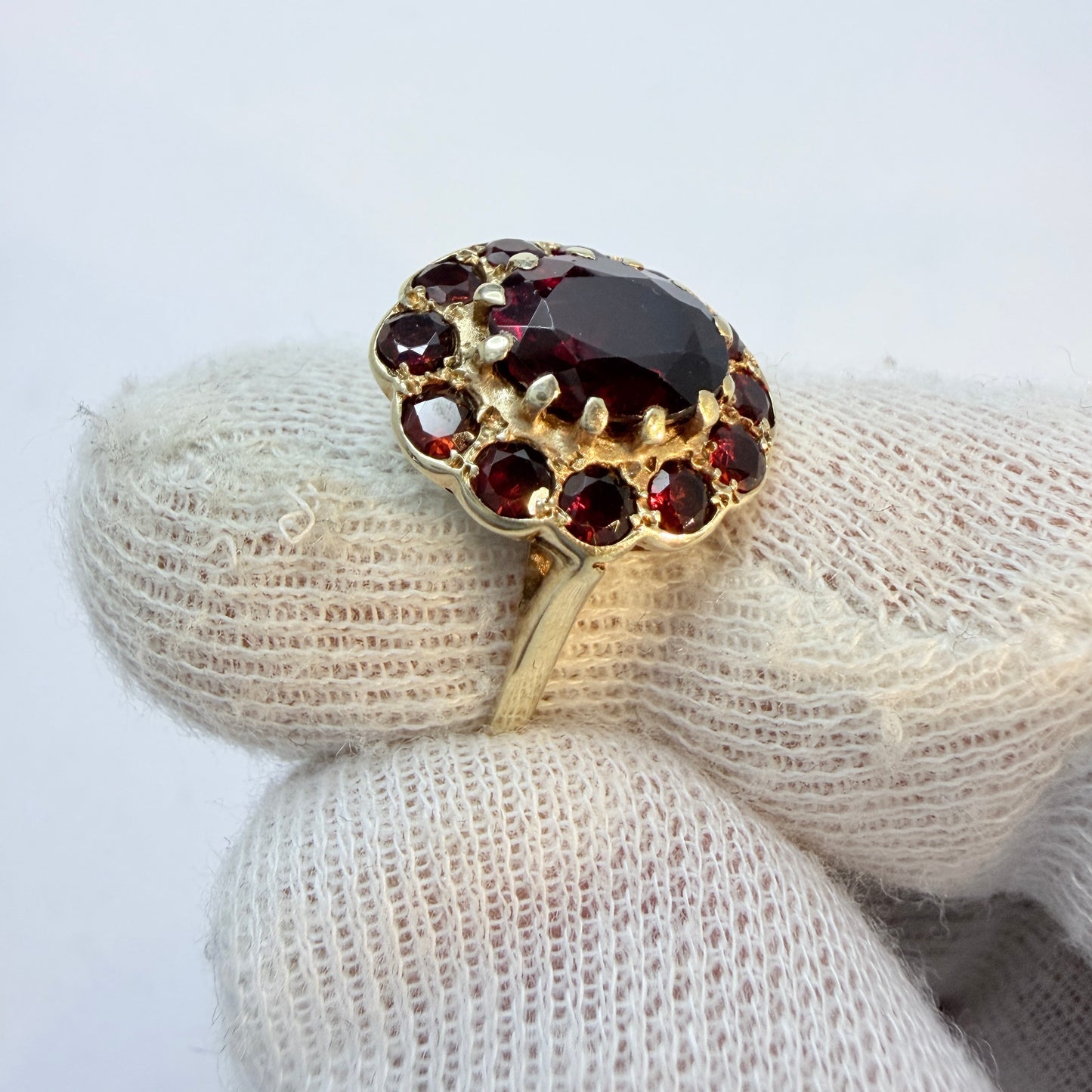 Vintage ca 1940-50s. 9k Gold Garnet Ring.