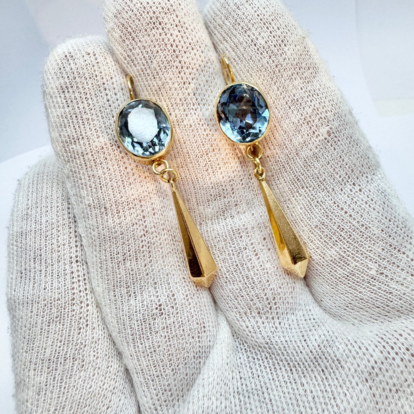 H.J. Reivonen, Finland 1959. Vintage 14k Gold Blue Spinel Dangle Earrings.