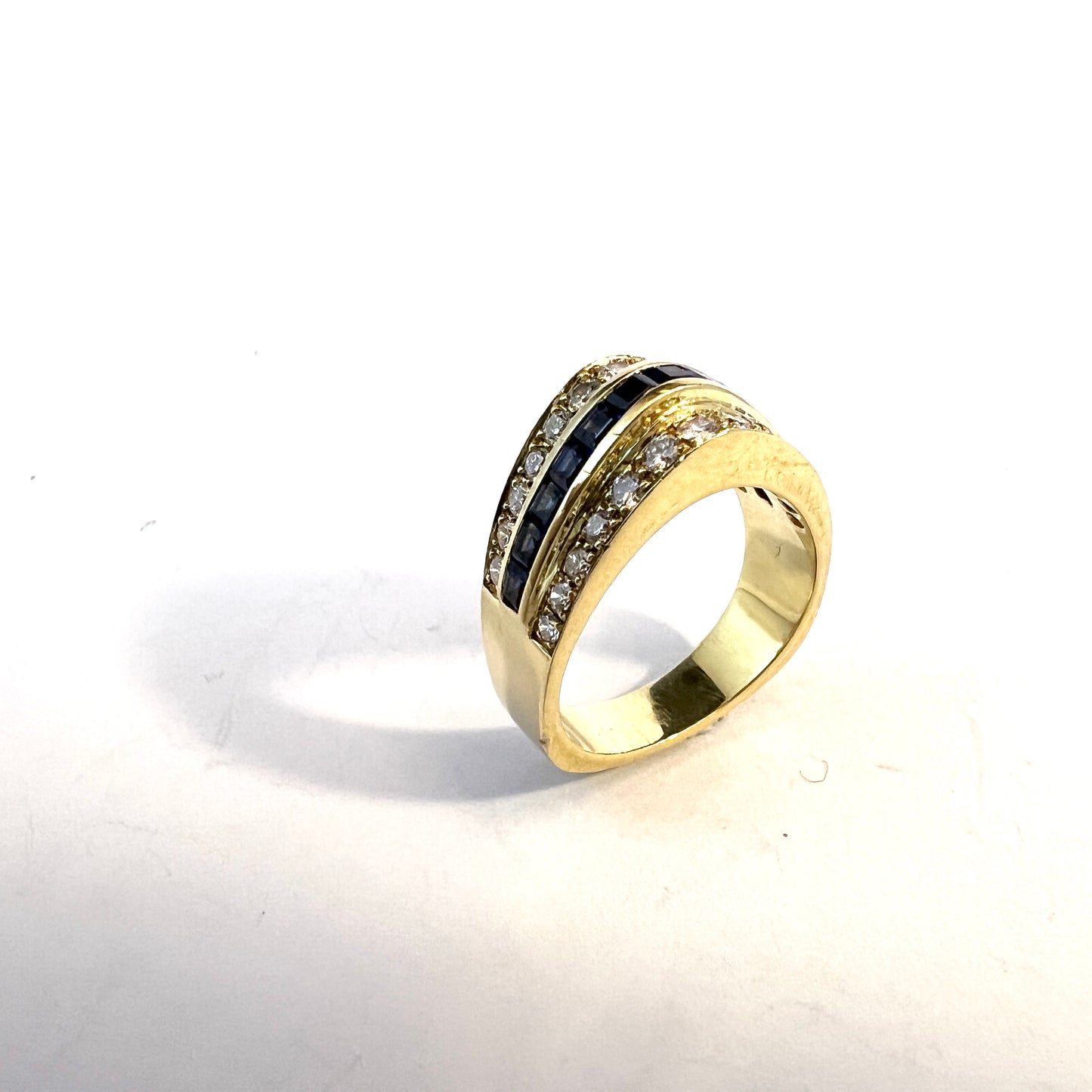 Vintage 18k Gold Diamond Blue Sapphire Ring. Makers Mark.