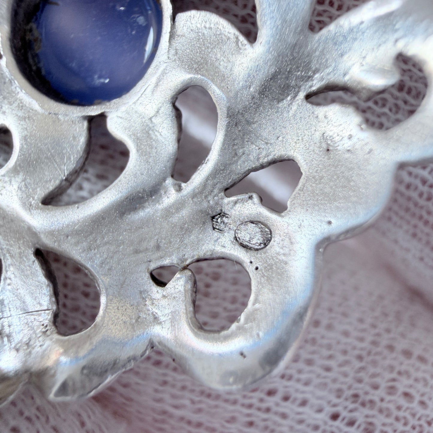 Vintage ca 1950s Solid Silver Chalcedony Brooch.