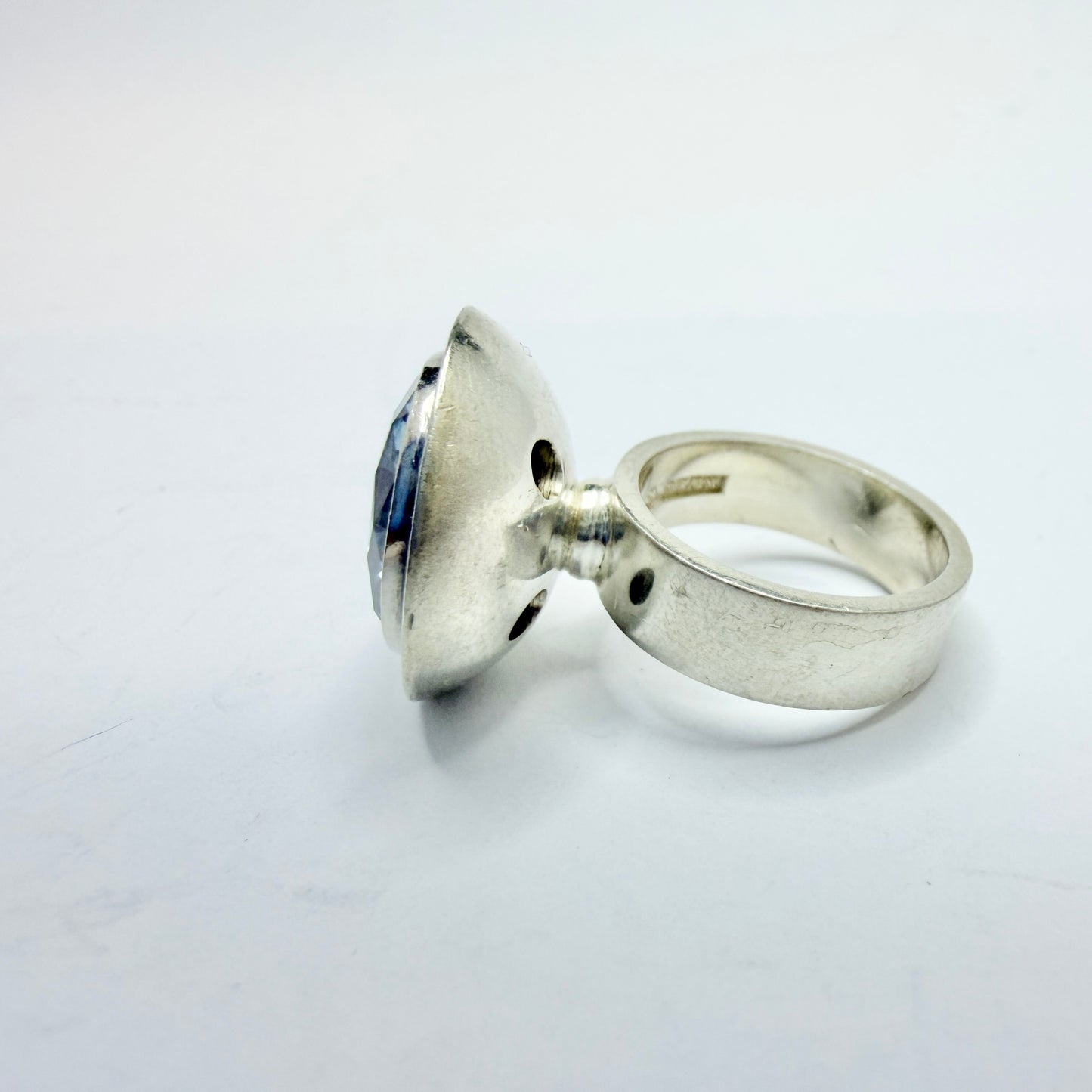 Ceson, Gothenburg Sweden 1967. Vintage Modrnist Sterling Silver Synthetic Blue Spinel Ring.