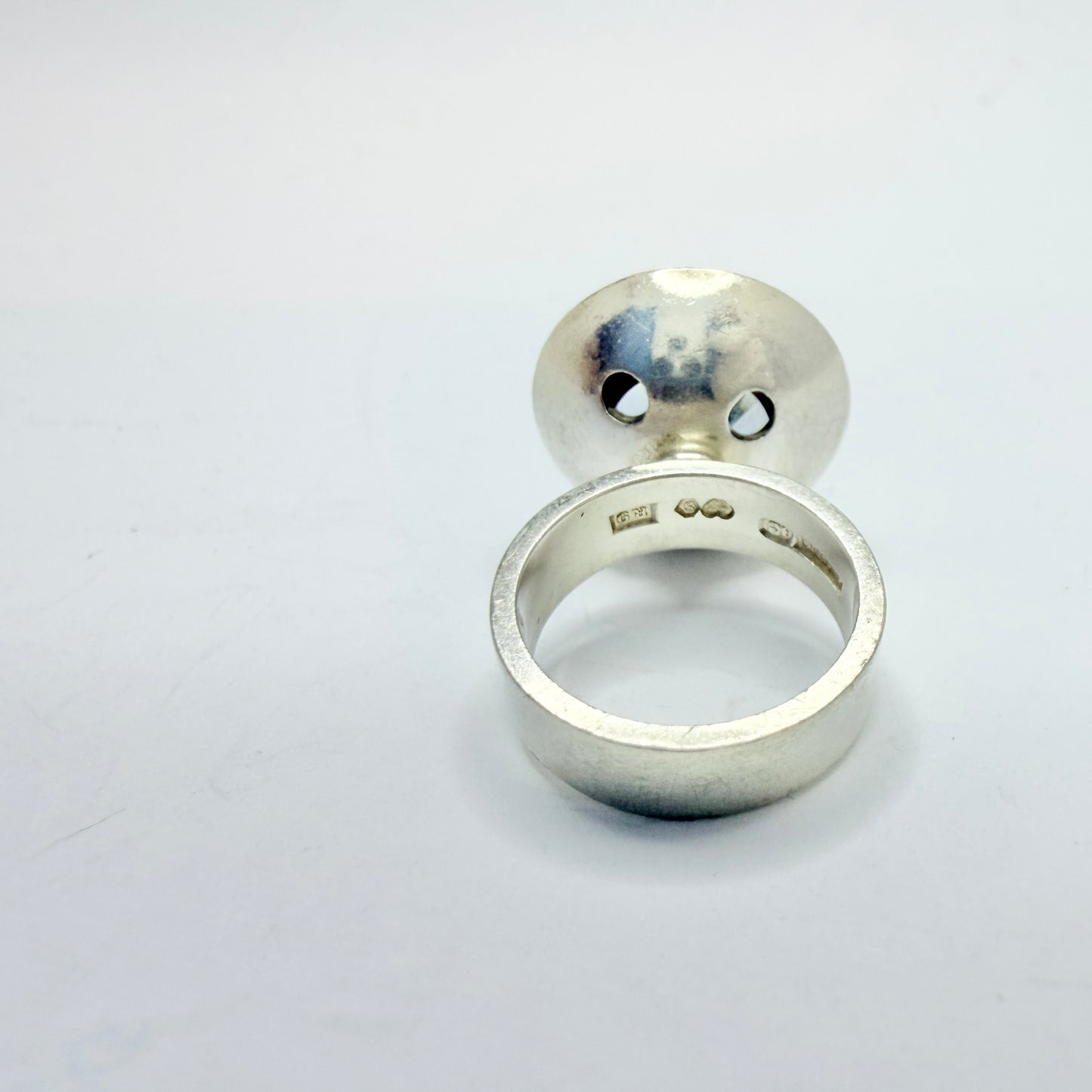 Ceson, Gothenburg Sweden 1967. Vintage Modrnist Sterling Silver Synthetic Blue Spinel Ring.