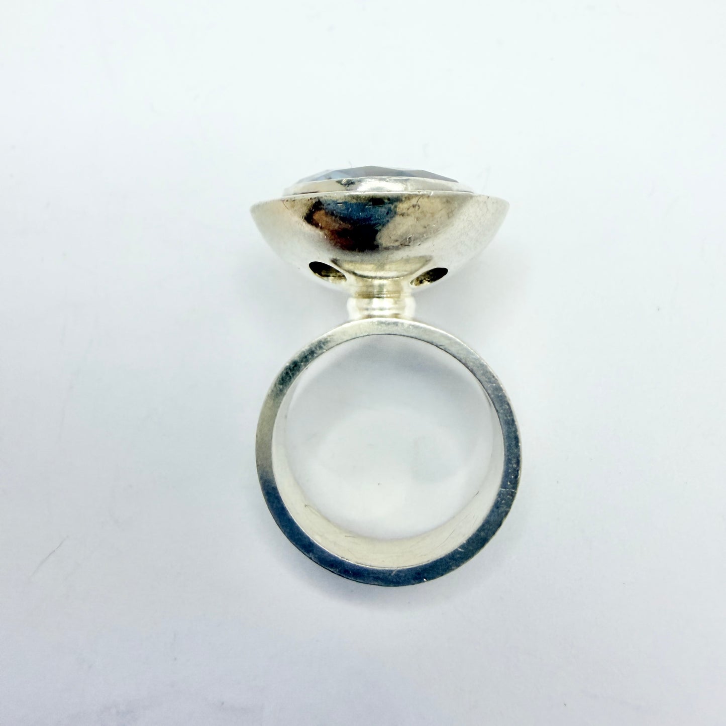 Ceson, Gothenburg Sweden 1967. Vintage Modrnist Sterling Silver Synthetic Blue Spinel Ring.