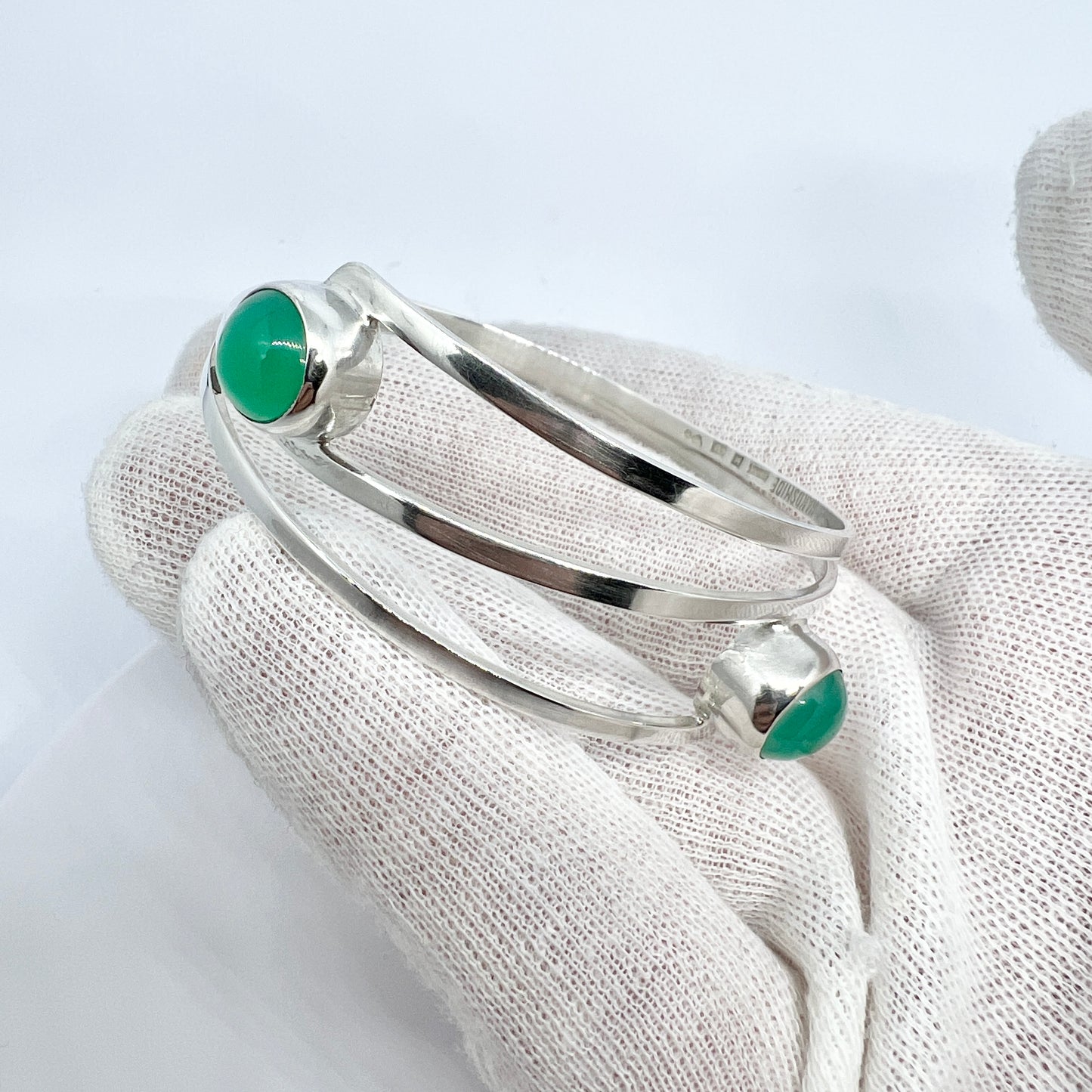 GUSSI, Sweden 1959. Vintage Sterling Silver Chrysoprase Bangle Bracelet.