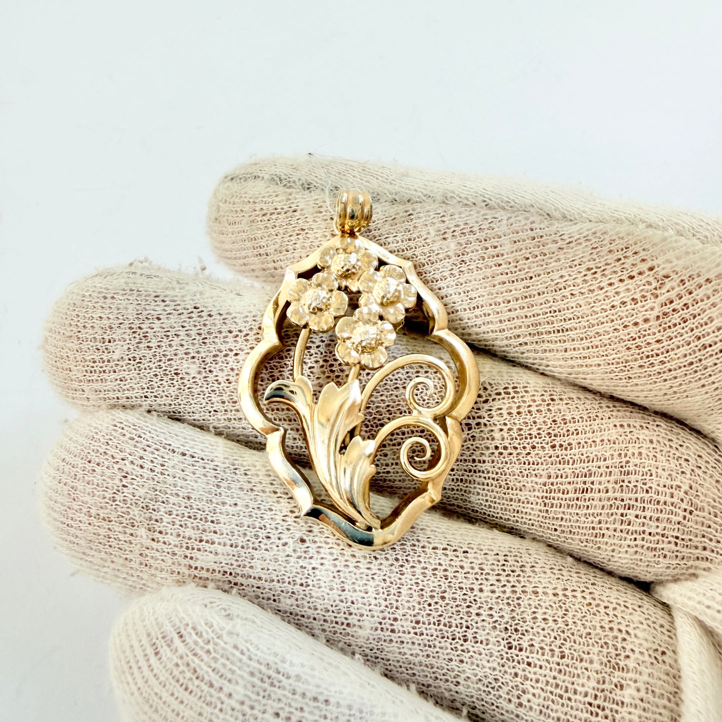 G Dahlgren, Sweden 1949. Vintage Gilt Solid Silver Flower Pendant