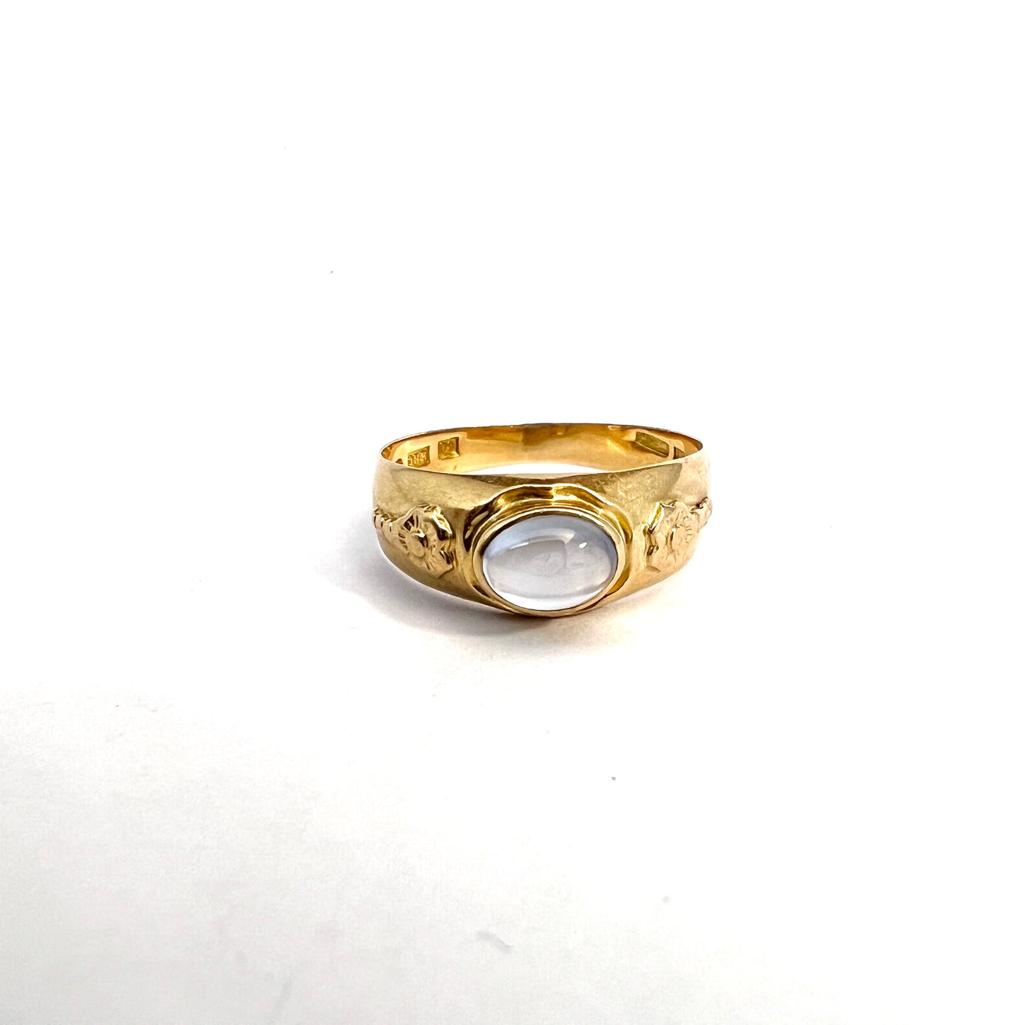 G Dahlgren, Sweden 1964. Vintage 18k Gold Moonstone Ring.