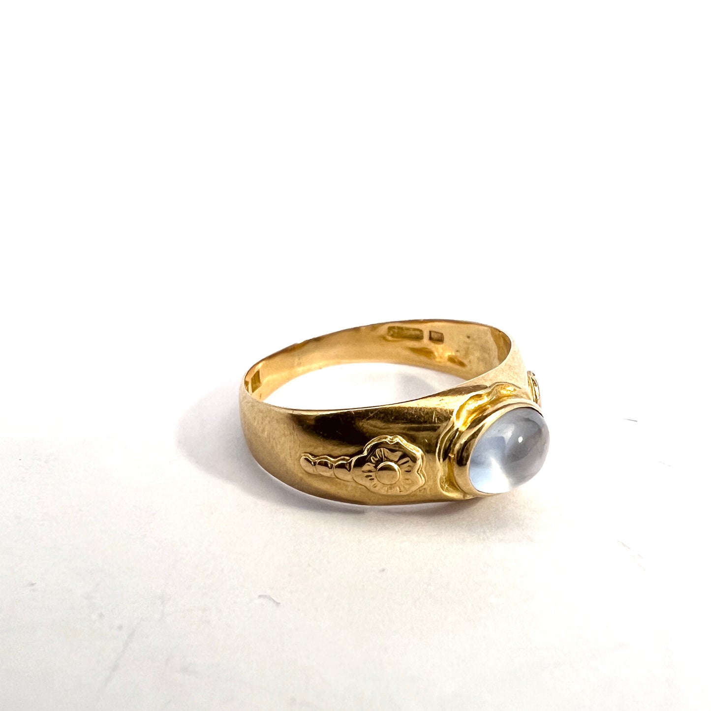 G Dahlgren, Sweden 1964. Vintage 18k Gold Moonstone Ring.