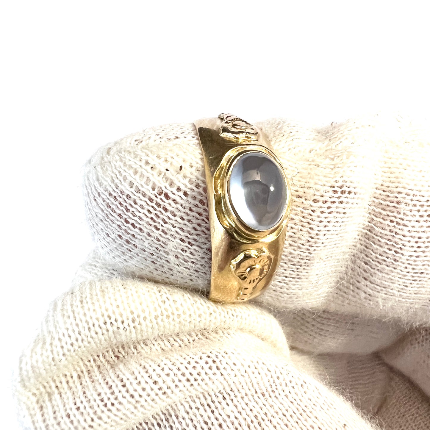 G Dahlgren, Sweden 1964. Vintage 18k Gold Moonstone Ring.