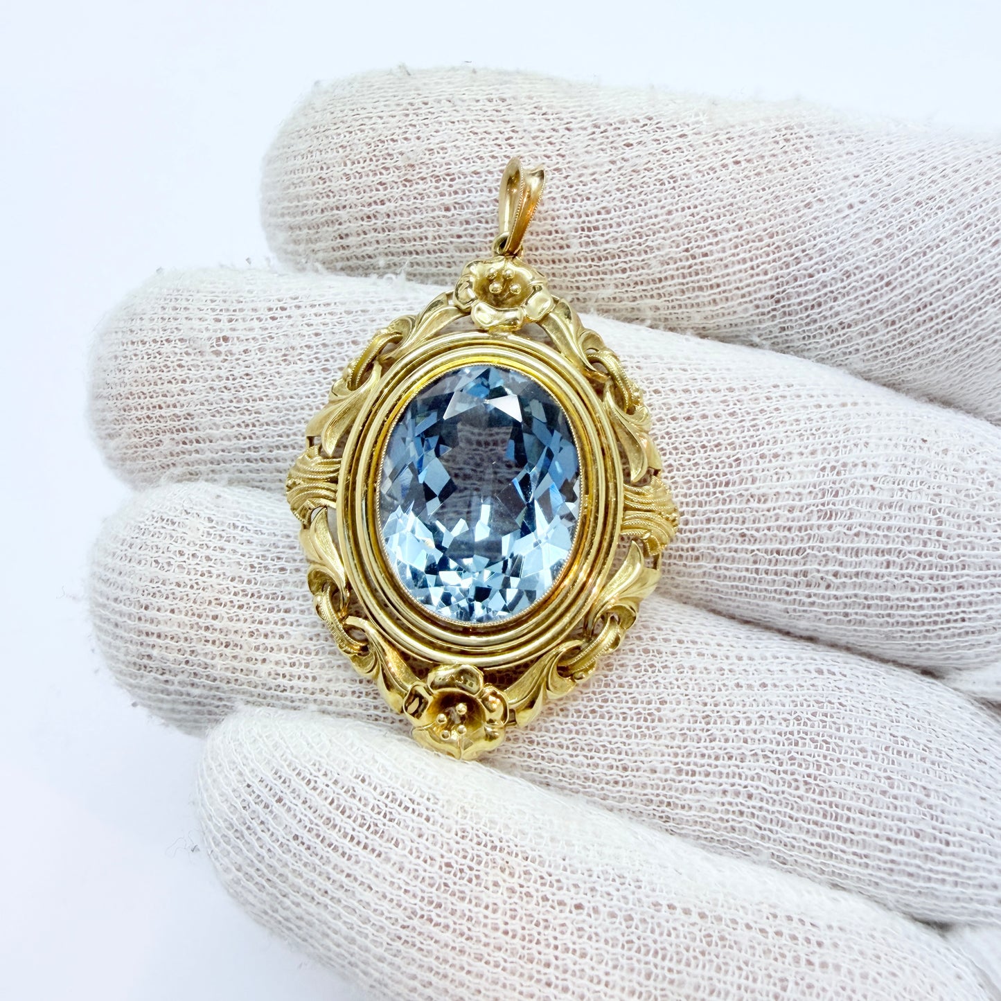 Thure Karlsson, Swden 1944. Vintage WW2-era 18k Gold intense Blue Synthetic Spinel Pendant.