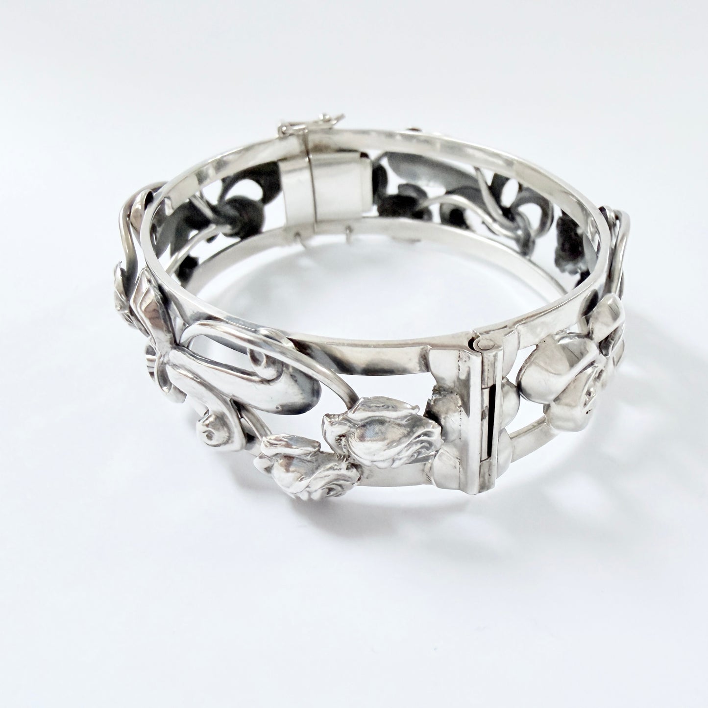 Kaplan, Stockholm, year 1950. Vintage Solid Silver Rose Flower Hinged Bangle Bracelet.