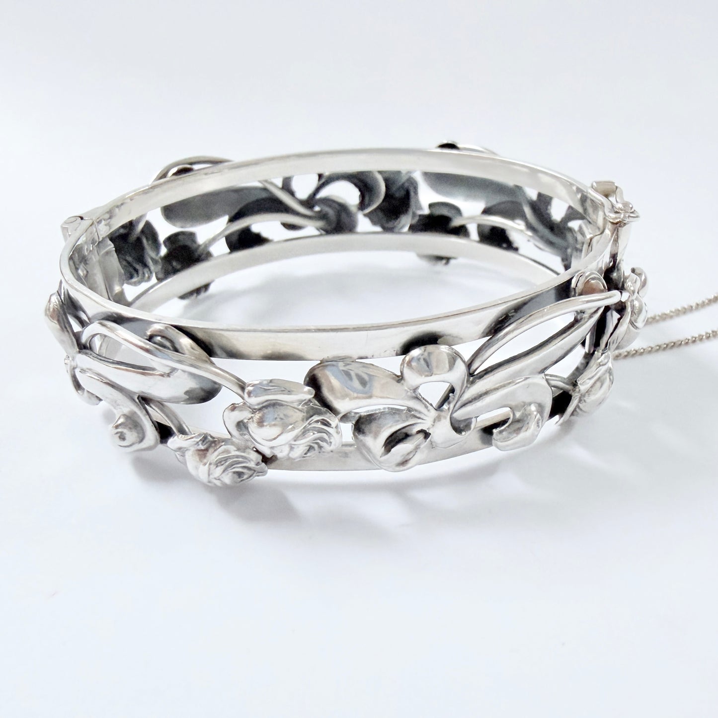 Kaplan, Stockholm, year 1950. Vintage Solid Silver Rose Flower Hinged Bangle Bracelet.