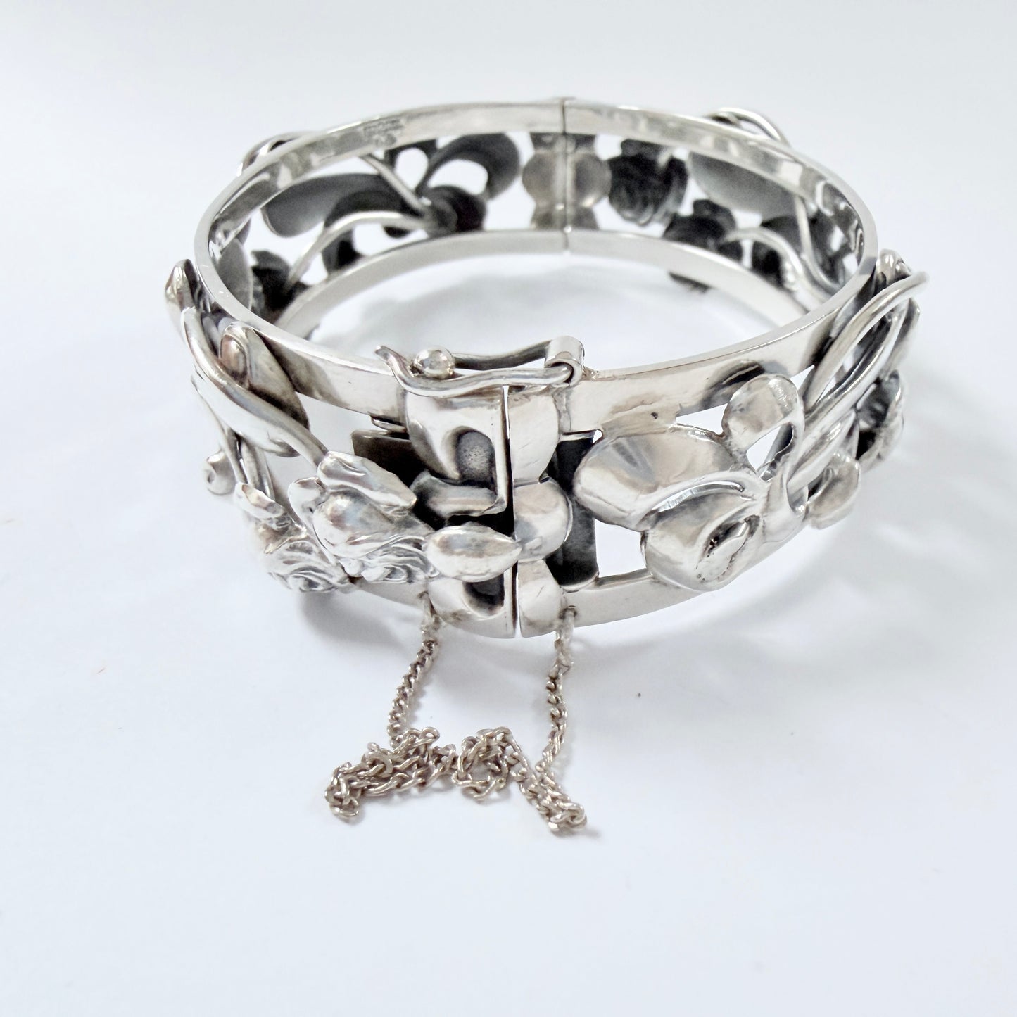 Kaplan, Stockholm, year 1950. Vintage Solid Silver Rose Flower Hinged Bangle Bracelet.