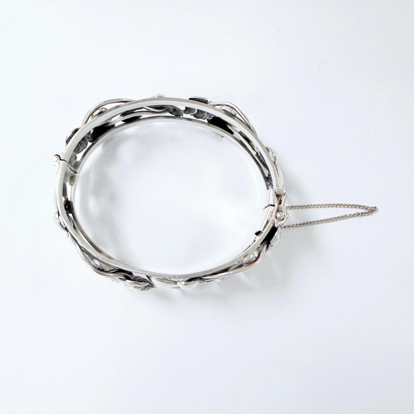Kaplan, Stockholm, year 1950. Vintage Solid Silver Rose Flower Hinged Bangle Bracelet.