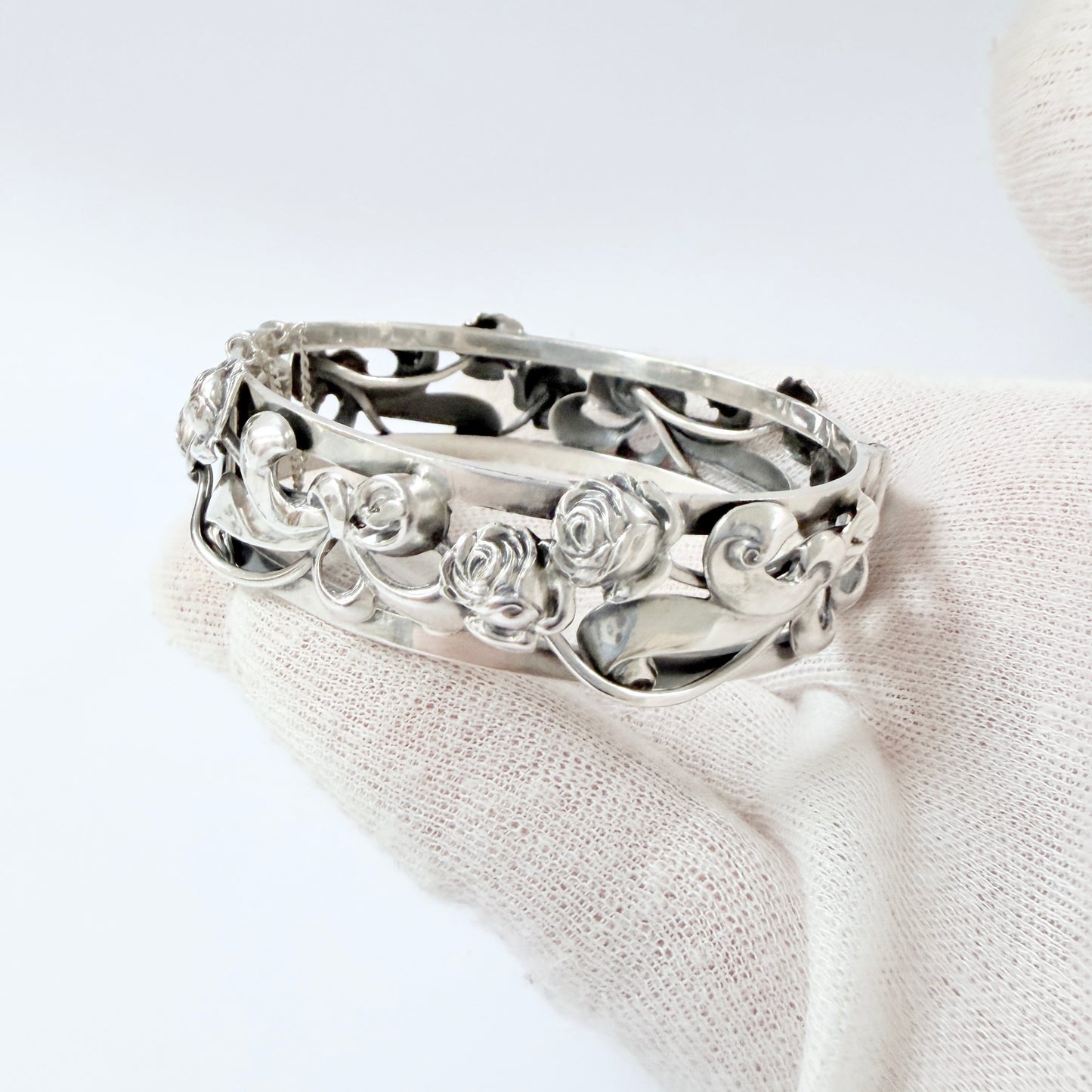 Kaplan, Stockholm, year 1950. Vintage Solid Silver Rose Flower Hinged Bangle Bracelet.