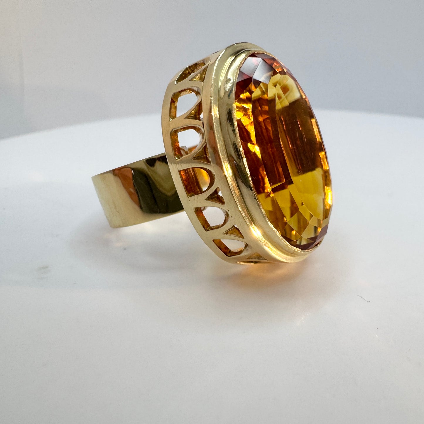 Anders Högberg, Sweden 1976. Bold Vintage 18k Gold Citrine Ring. Signed.