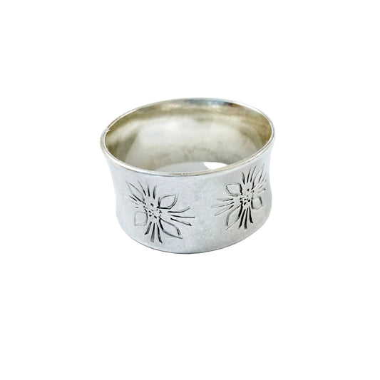 Victor Janson, Sweden 1976. Vintage Solid Silver Flower Band Ring.