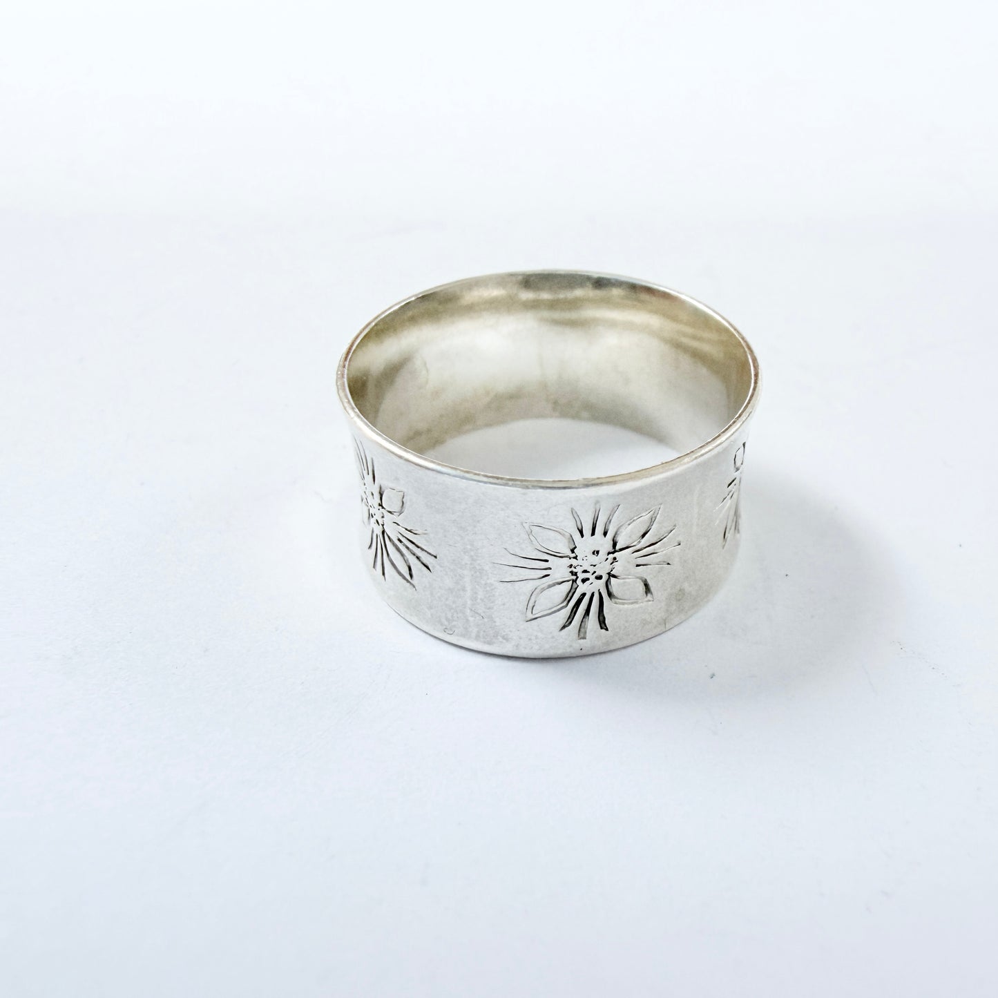 Victor Janson, Sweden 1976. Vintage Solid Silver Flower Band Ring.