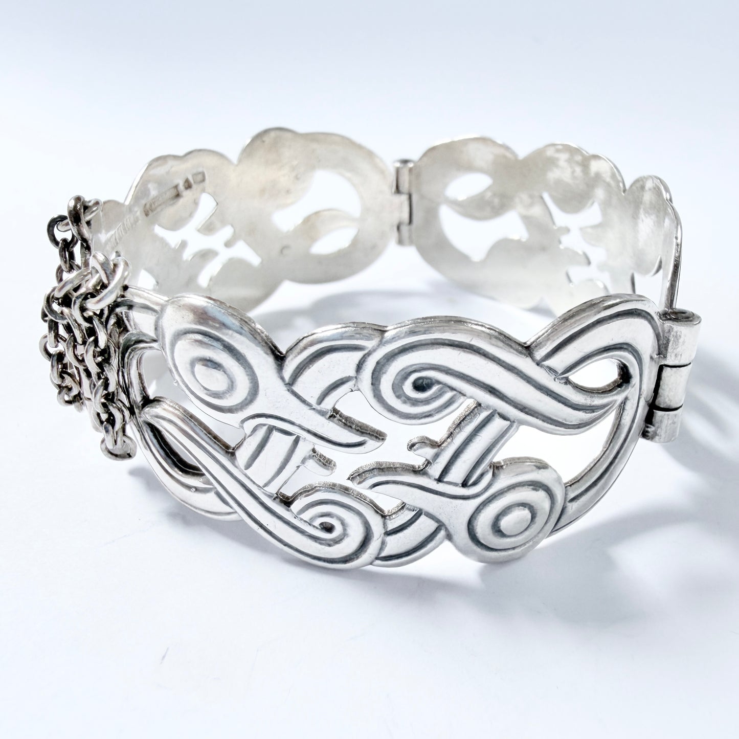 Kalevala Koru, Finland 1978. Vintage Sterling SIlver Hinged Bangle Bracelet.