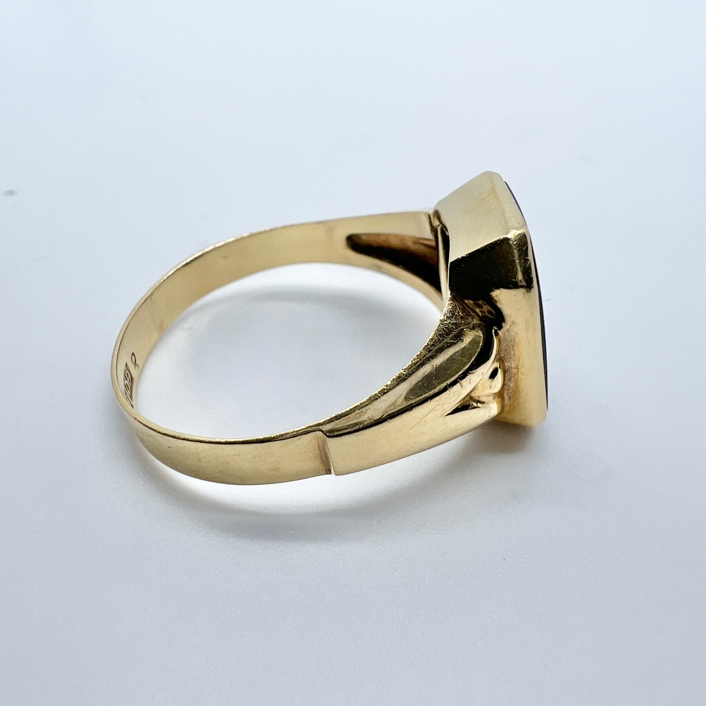 Bengt Hallberg, Sweden 1964. Vintage 18k Gold Onyx Signet Ring.