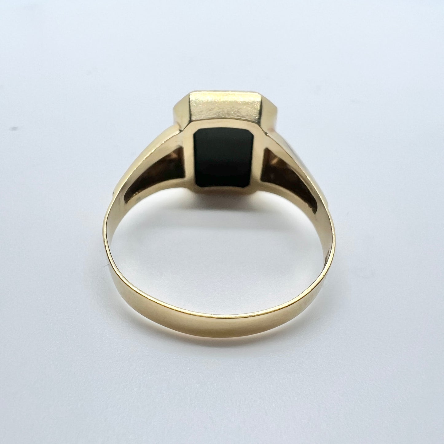 Bengt Hallberg, Sweden 1964. Vintage 18k Gold Onyx Signet Ring.