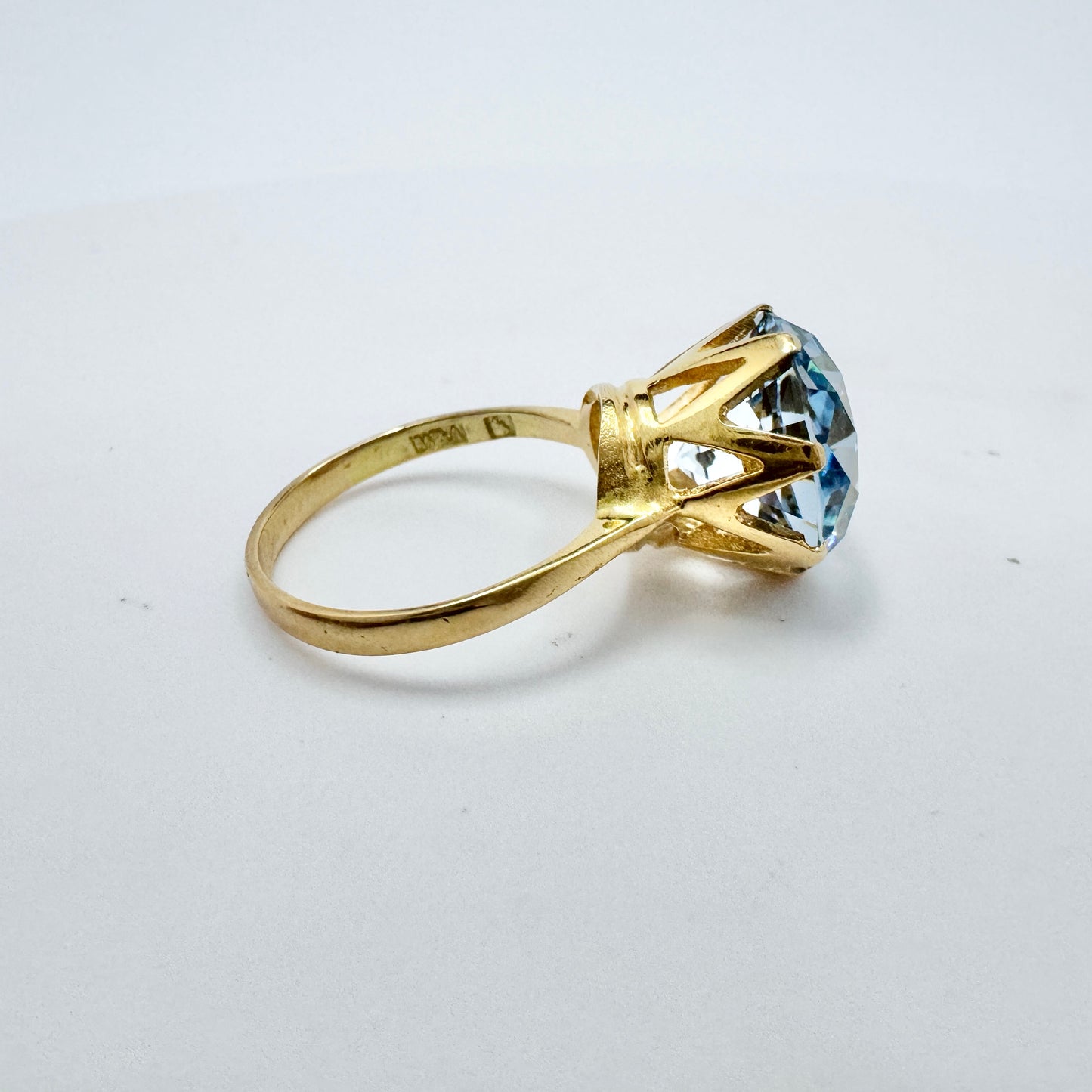 Sävsjö Guldsmed, Sweden year 1970. Vintage 18k Gold Icy Blue Synthetic Spinel Cocktail Ring.