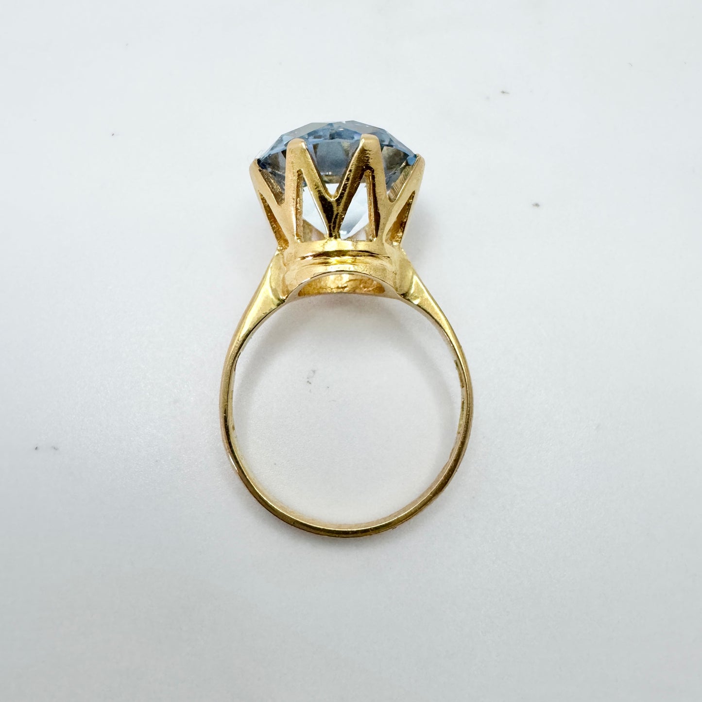 Sävsjö Guldsmed, Sweden year 1970. Vintage 18k Gold Icy Blue Synthetic Spinel Cocktail Ring.