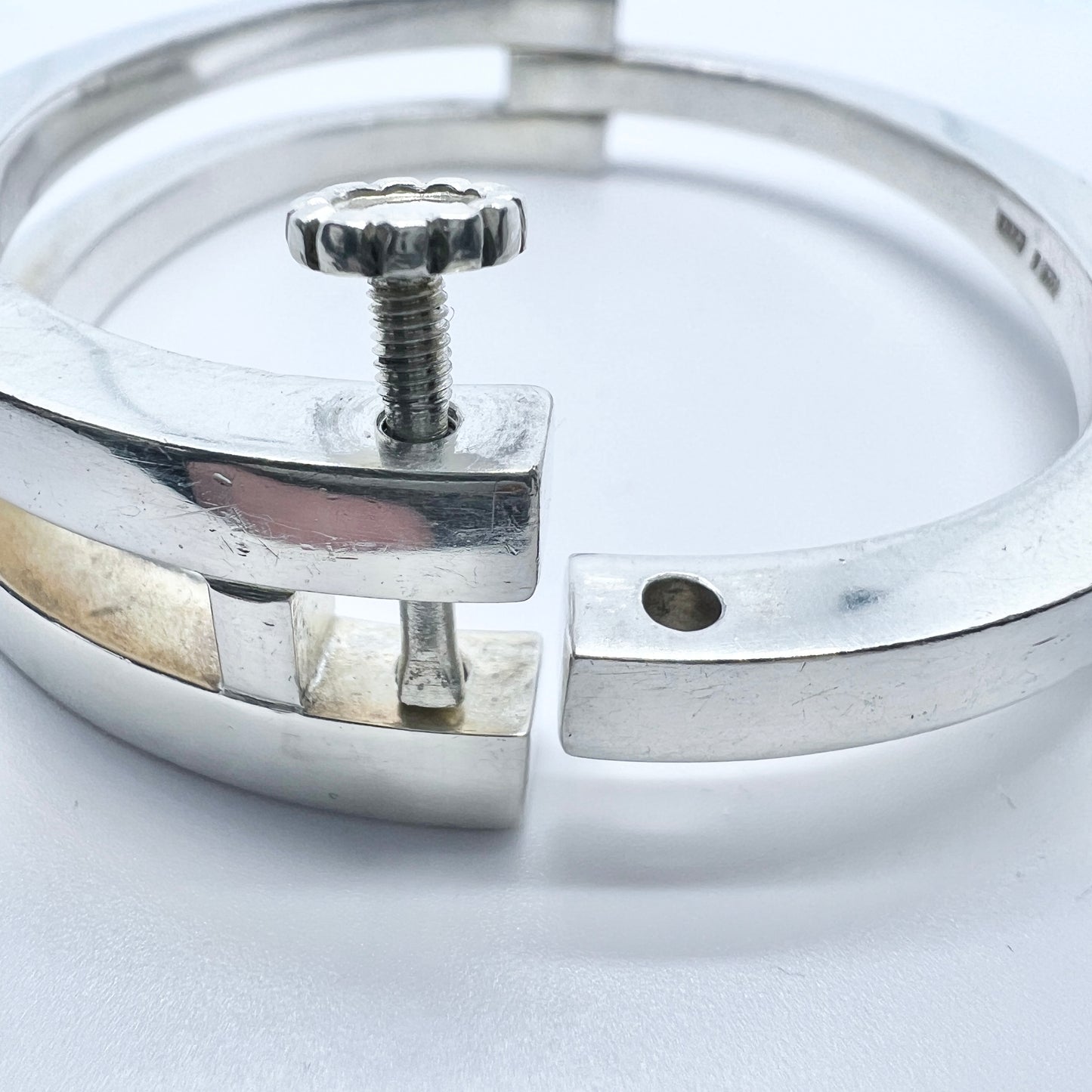 W. & S. Sørensen, Denmark c 1960. Vintage Chunky 2.8oz Screw Clasp Hinged Bangle. Sterling Silver.