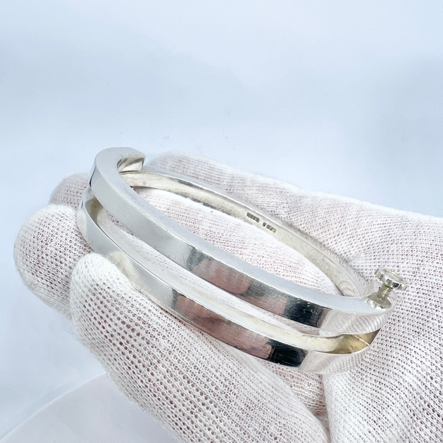 W. & S. Sørensen, Denmark c 1960. Vintage Chunky 2.8oz Screw Clasp Hinged Bangle. Sterling Silver.