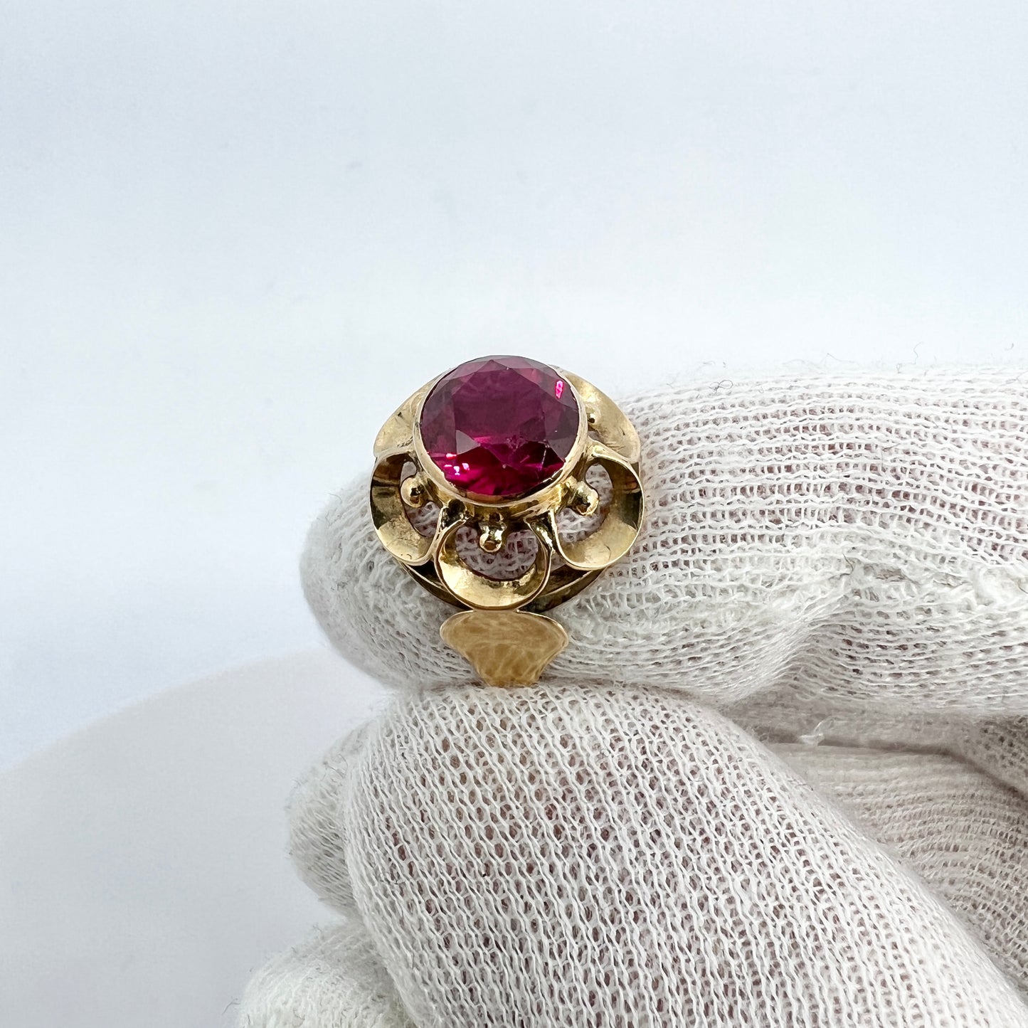 Vintage c 1950-60s. 14k Gold Synthetic Sapphire Ring.