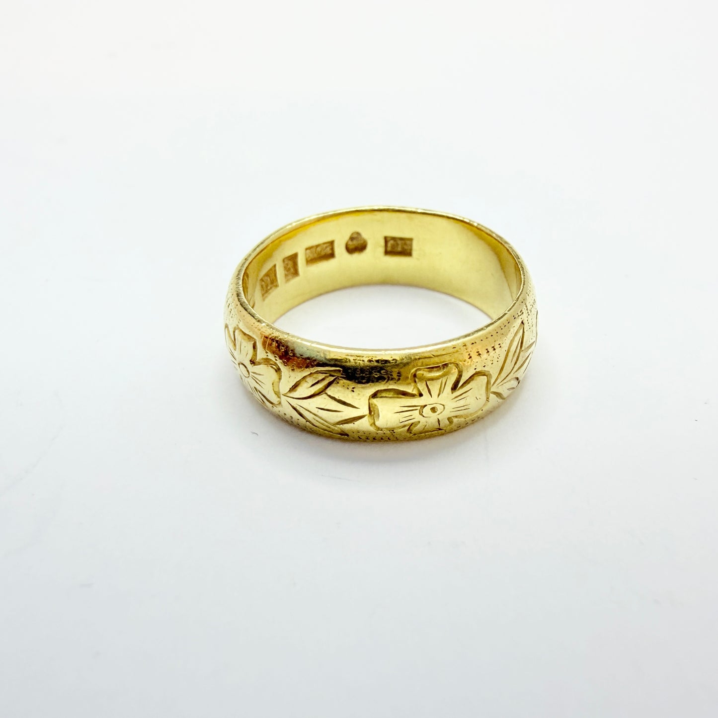 Anna A Mård, Sweden 1897. Antique Creamy 20k Gold Wedding Band Ring.