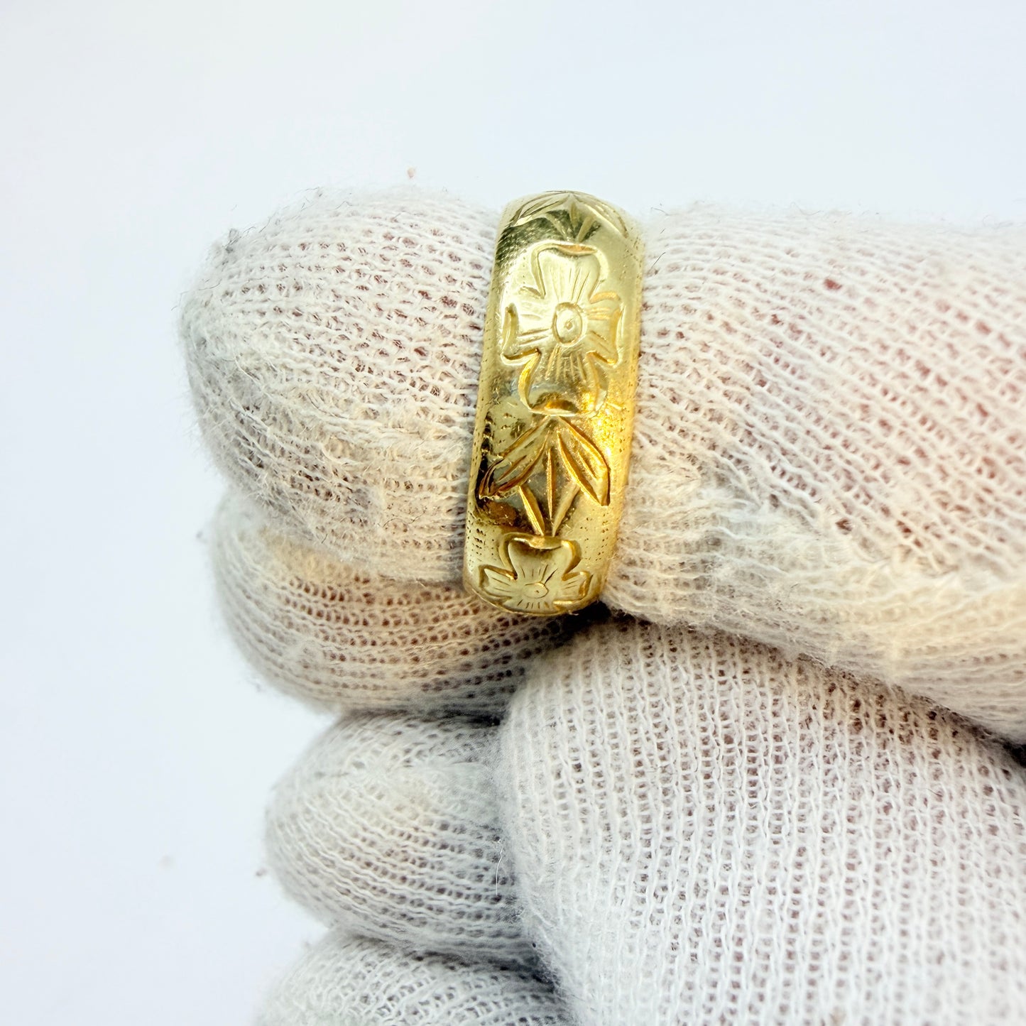 Anna A Mård, Sweden 1897. Antique Creamy 20k Gold Wedding Band Ring.
