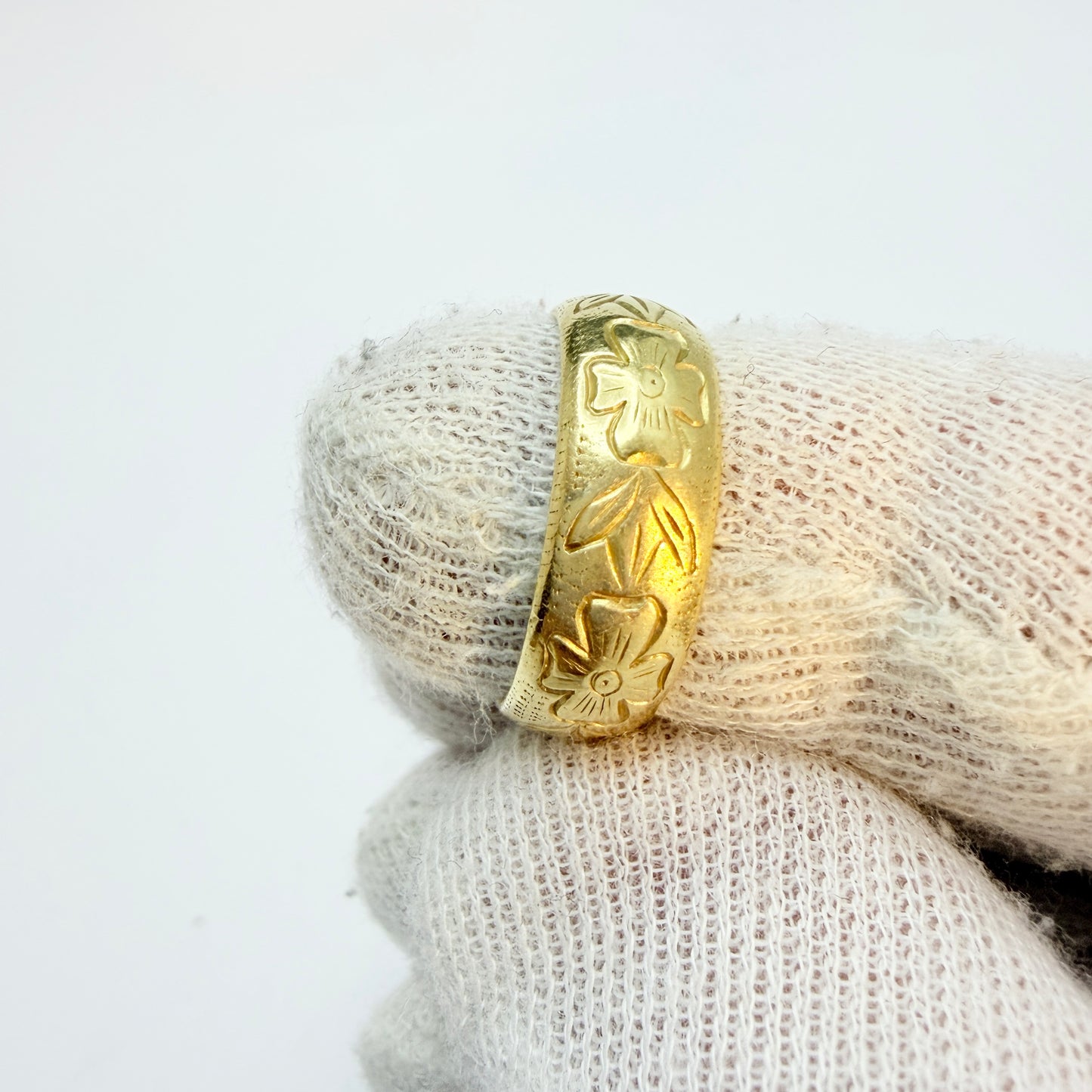 Anna A Mård, Sweden 1897. Antique Creamy 20k Gold Wedding Band Ring.