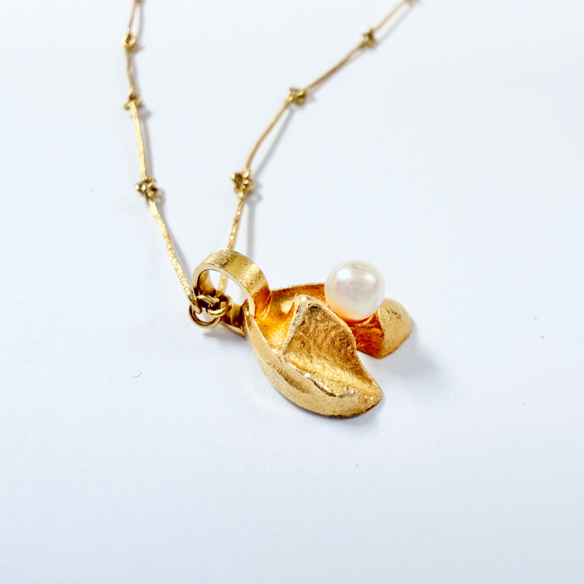 Björn Weckström for Lapponia, Finland 1979. Vintage 18k Gold Pearl Pendant Necklace. Design: Mountain Avens