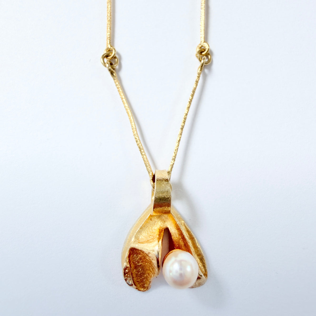 Björn Weckström for Lapponia, Finland 1979. Vintage 18k Gold Pearl Pendant Necklace. Design: Mountain Avens