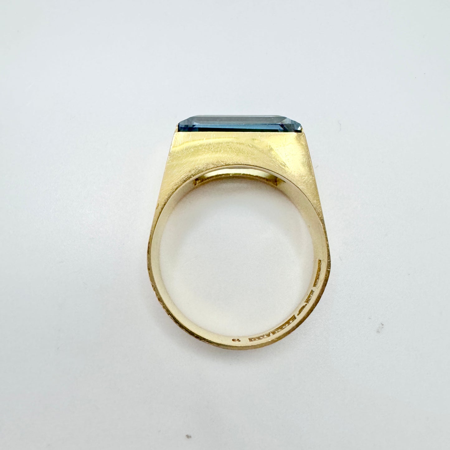 Bengt Hallberg, Sweden 1967. Vintage 18k Gold Blue Synthetic Spinel Ring.