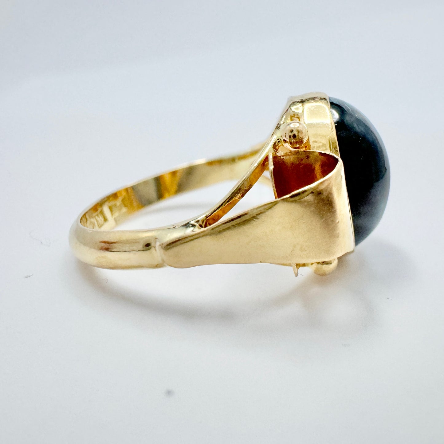 Segir, Sweden 1961. Vintage 18k Gold Synthetic Spinel Ring.