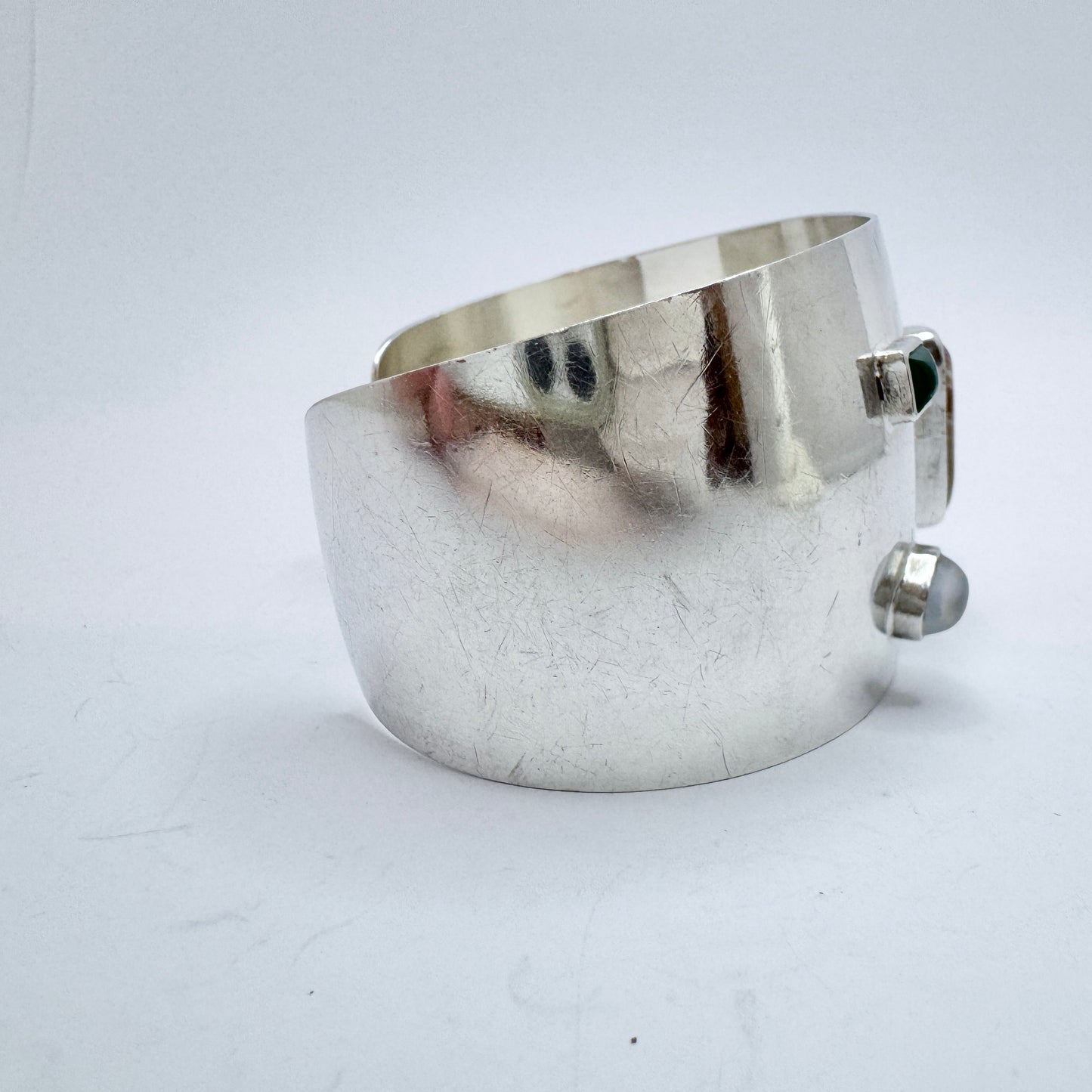 Torsten Mähl, Sweden 1957. Vintage Sterling Silver Agate Moonstone Chrysoprase Cuff Bracelet.