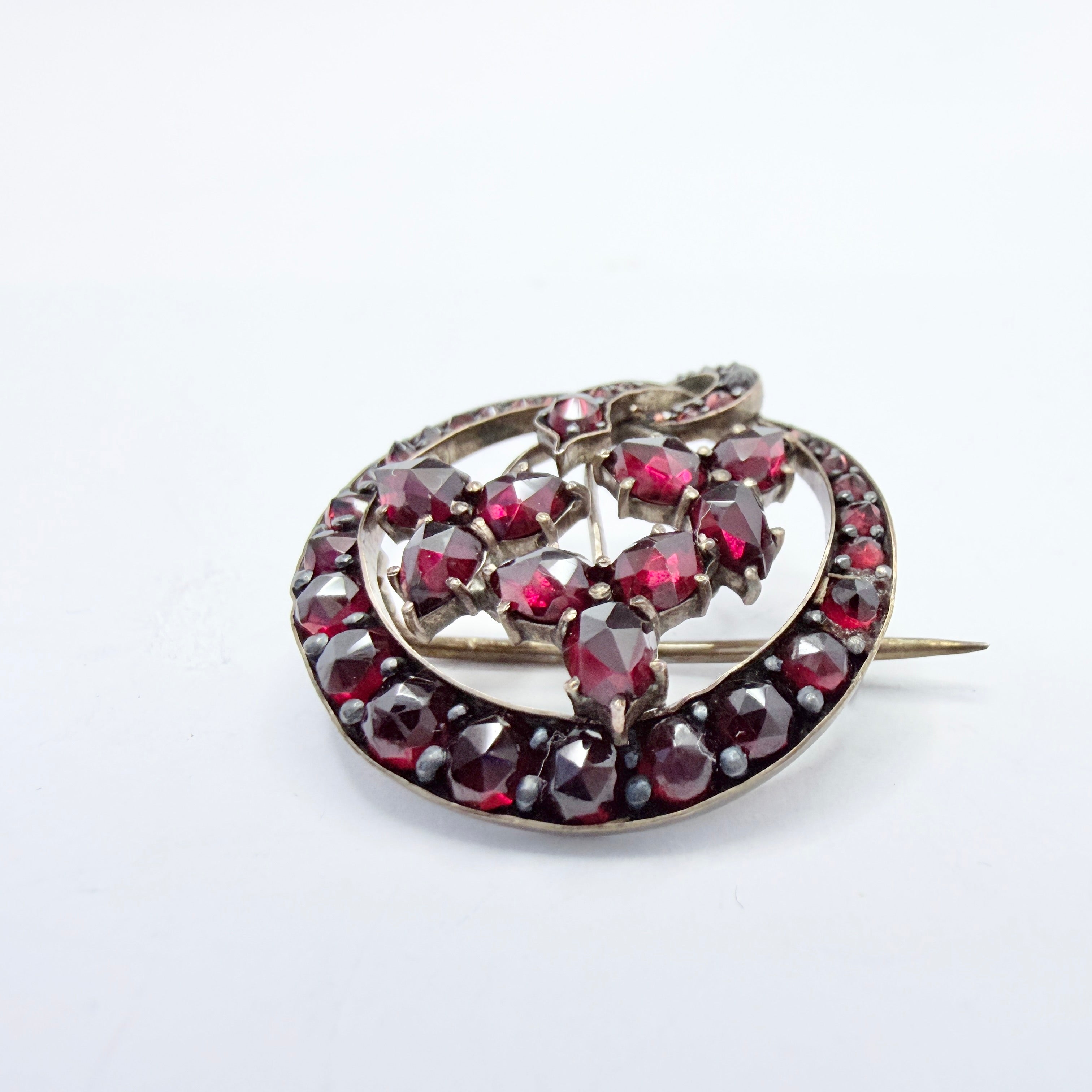 Antique ca year 1900. Bohemian Garnet Gilt metal Brooch. – T