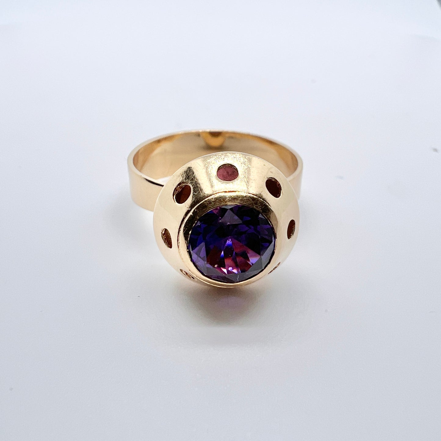 Ceson, Sweden 1971. Vintage 18k Gold Synthetic Sapphire Ring.