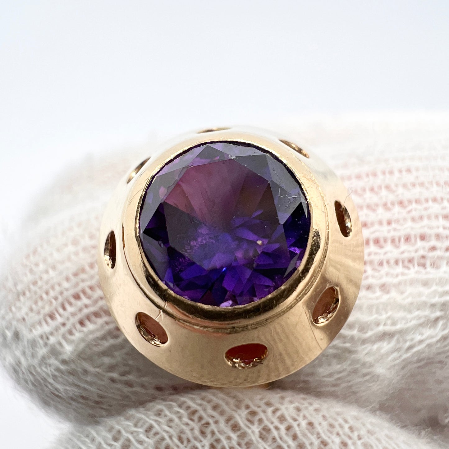 Ceson, Sweden 1971. Vintage 18k Gold Synthetic Sapphire Ring.