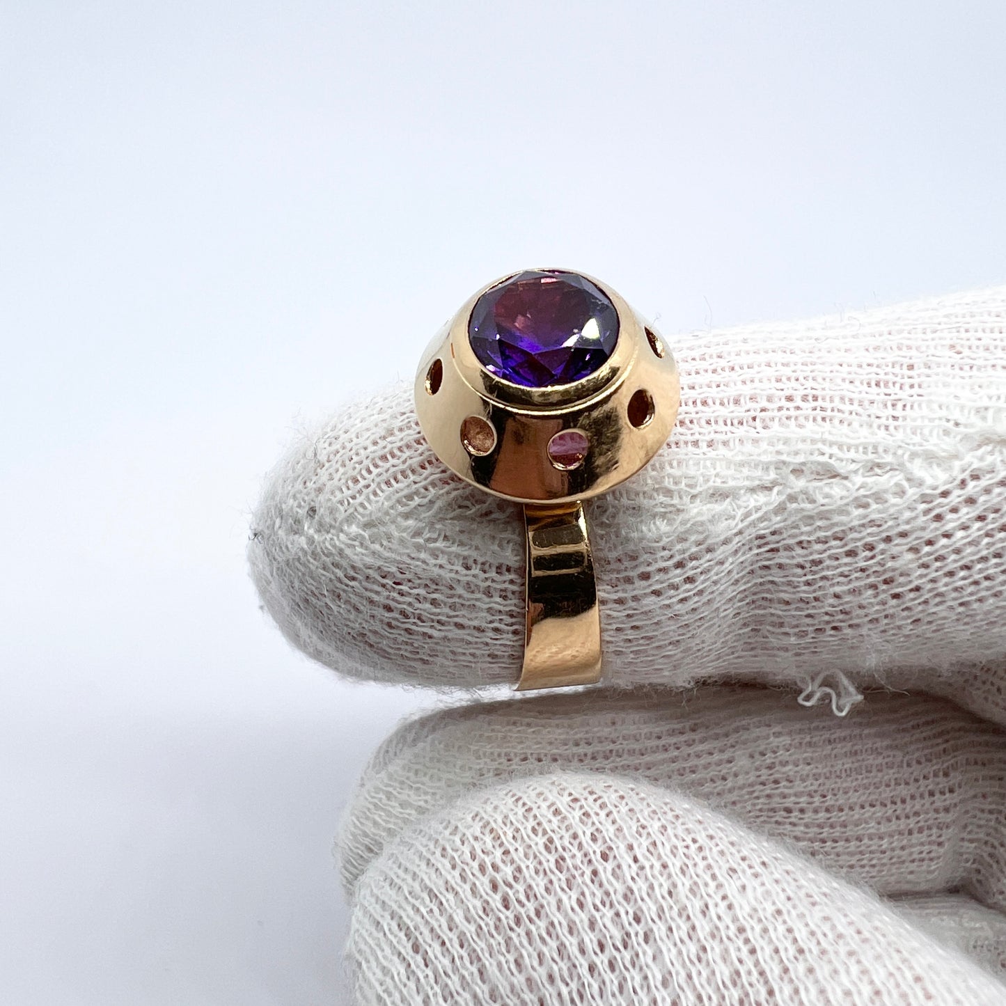 Ceson, Sweden 1971. Vintage 18k Gold Synthetic Sapphire Ring.