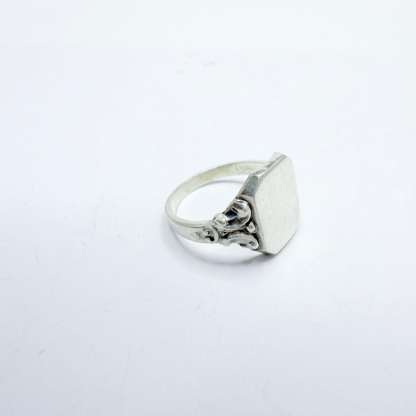 G Dahlgren, Sweden 1949. Vintage Sterling Silver Signet Ring.