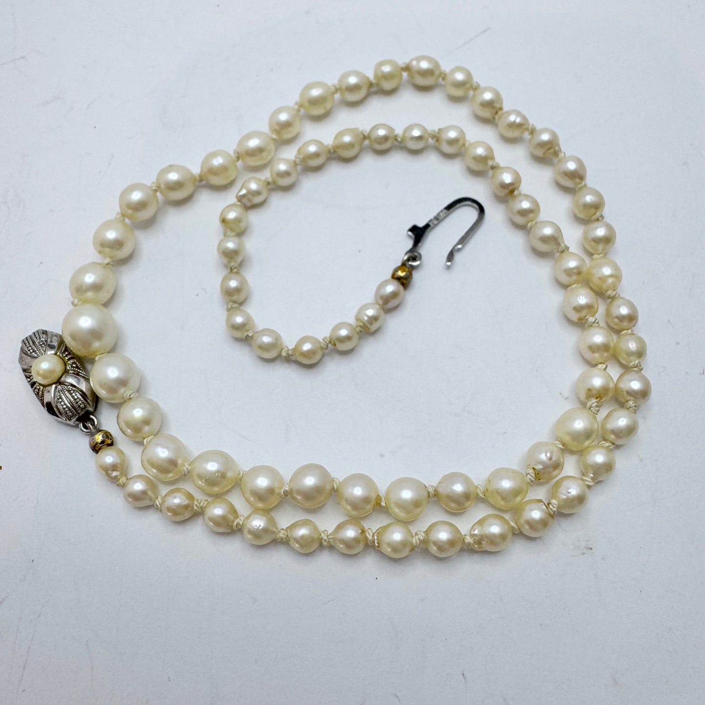 Vintage Cultured Pearl Silver Silver Clasp Necklace.