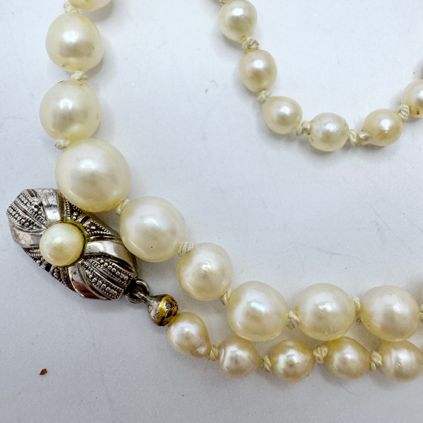 Vintage Cultured Pearl Silver Silver Clasp Necklace.