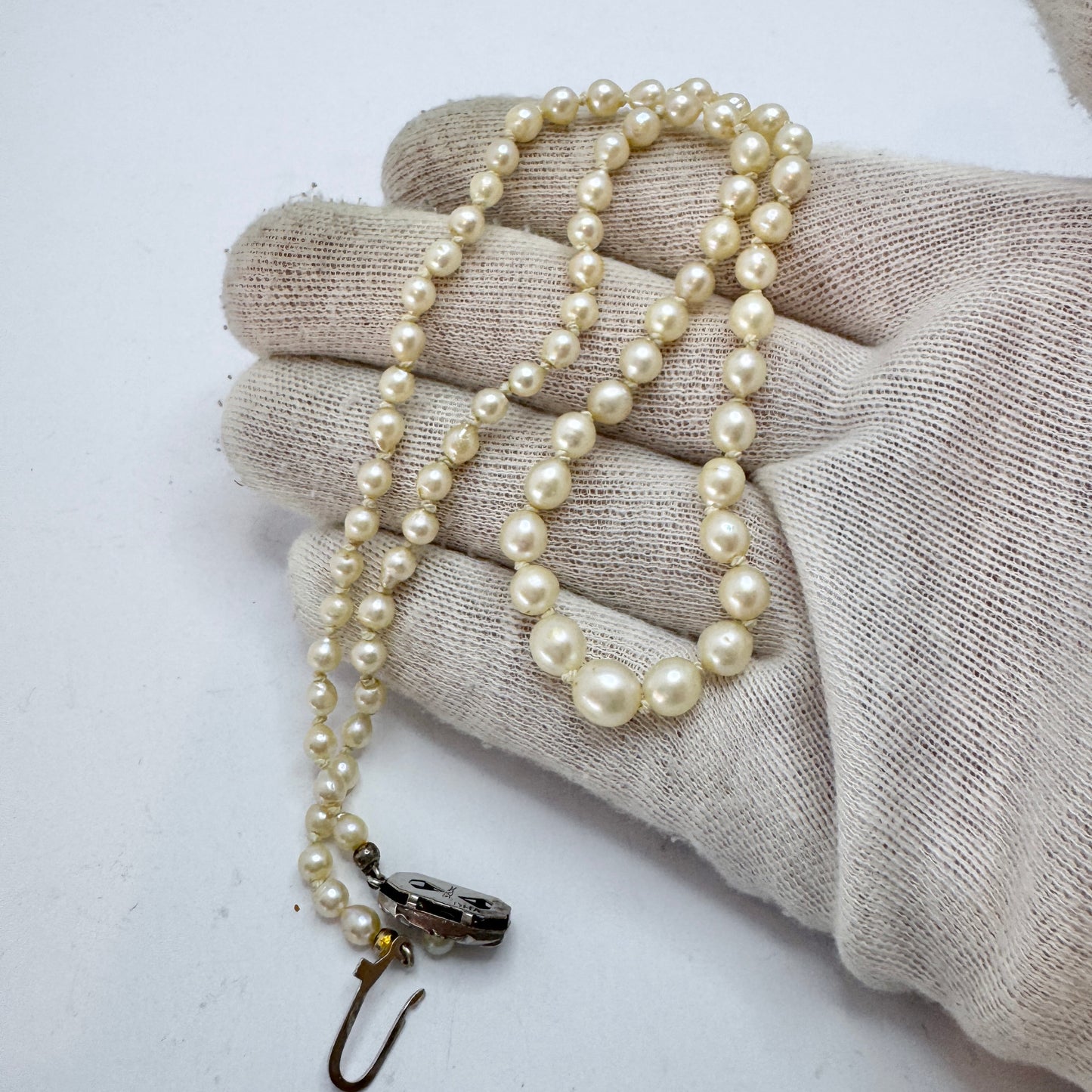 Vintage Cultured Pearl Silver Silver Clasp Necklace.