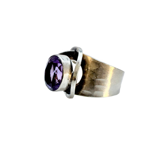 Vintage c 1960s. Solid Silver Amethyst Ring.