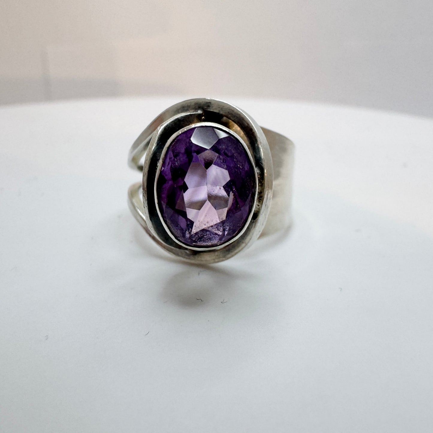 Vintage c 1960s. Solid Silver Amethyst Ring.
