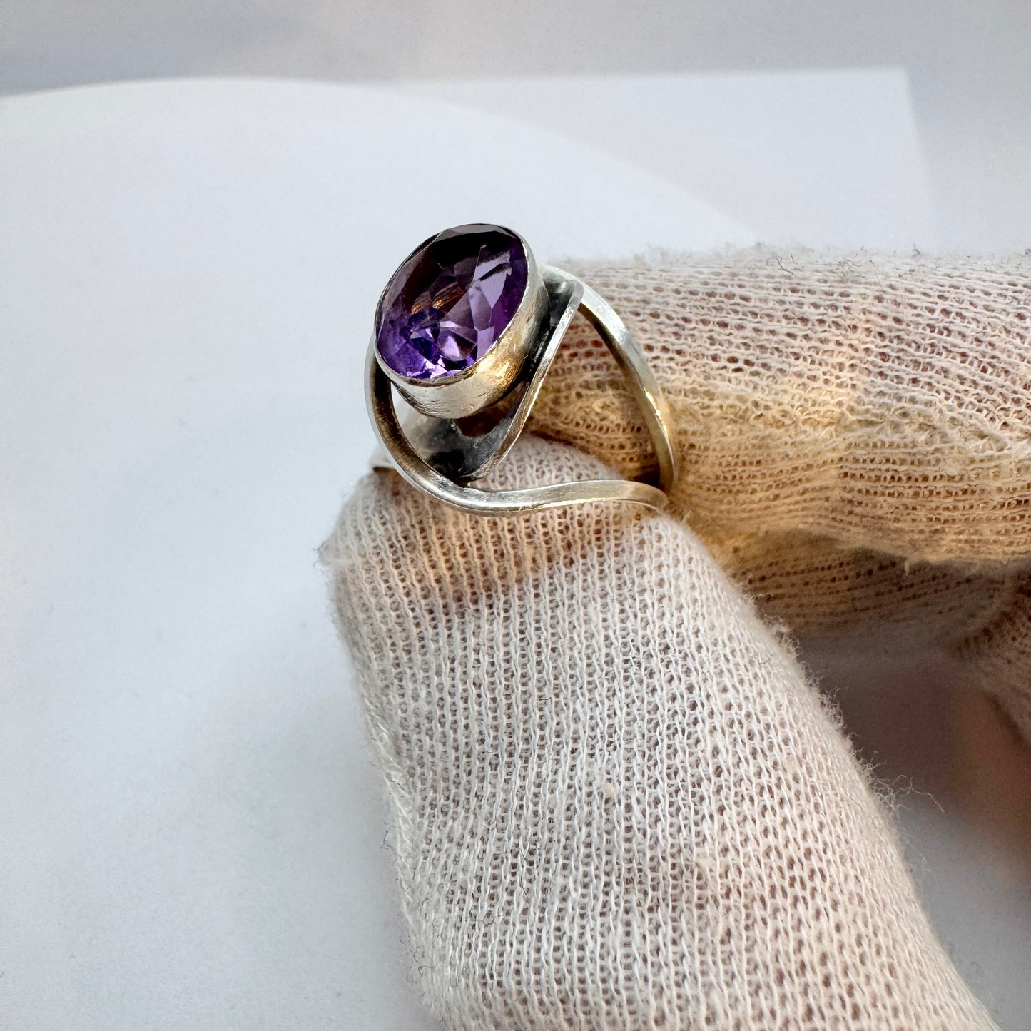 Vintage c 1960s. Solid Silver Amethyst Ring.