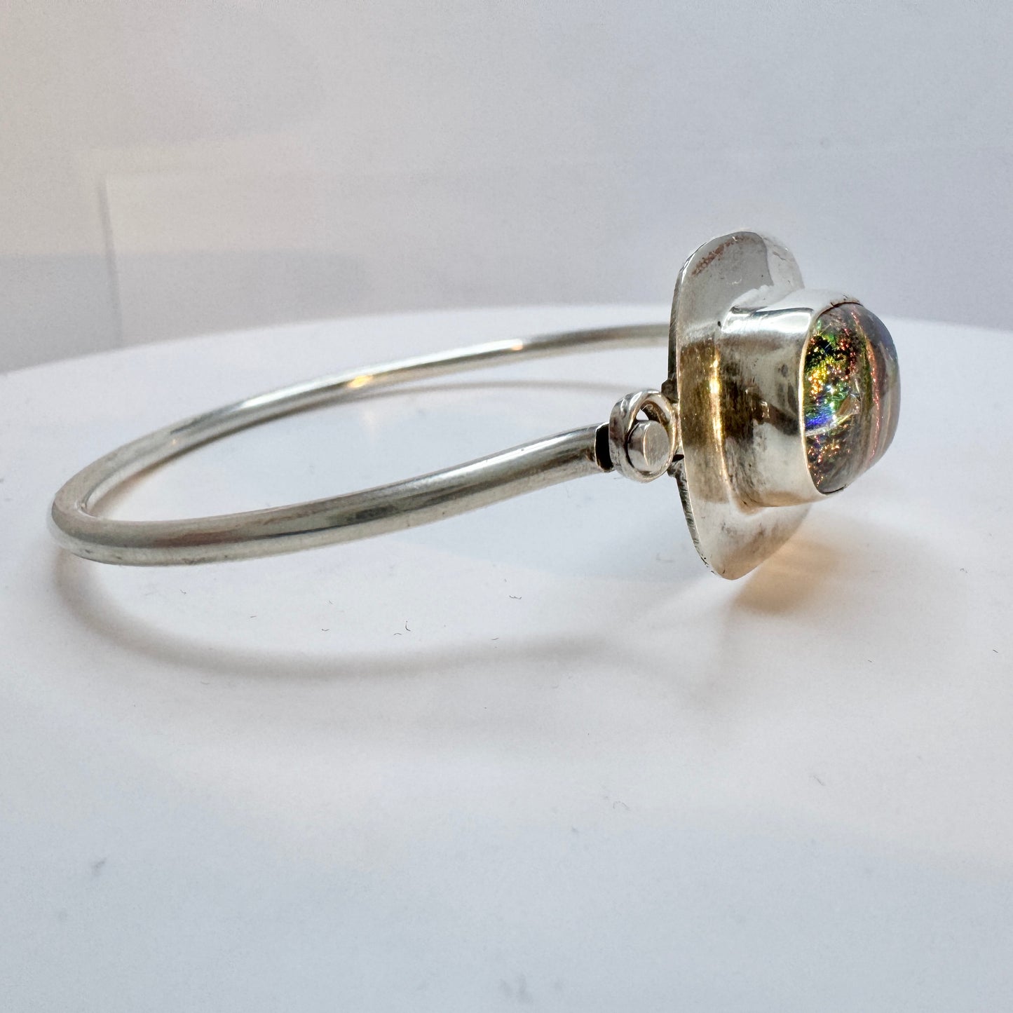 Vintage c 1980s. Sterling Silver Art Glass Hinged Bangle Bracelet.