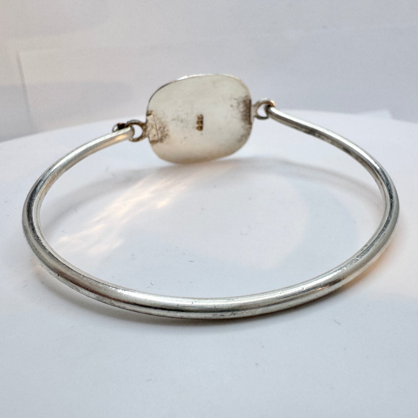 Vintage c 1980s. Sterling Silver Art Glass Hinged Bangle Bracelet.